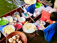 Food preparation at a Bangkok floating market (© Globe-trotter, CC-BY-ASA-3.0)