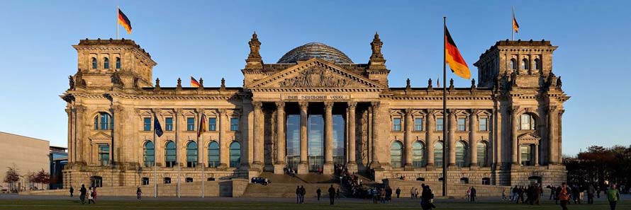 The exterior of the Reichstag building (© Jürgen Matern, CC-BY-ASA-3.0