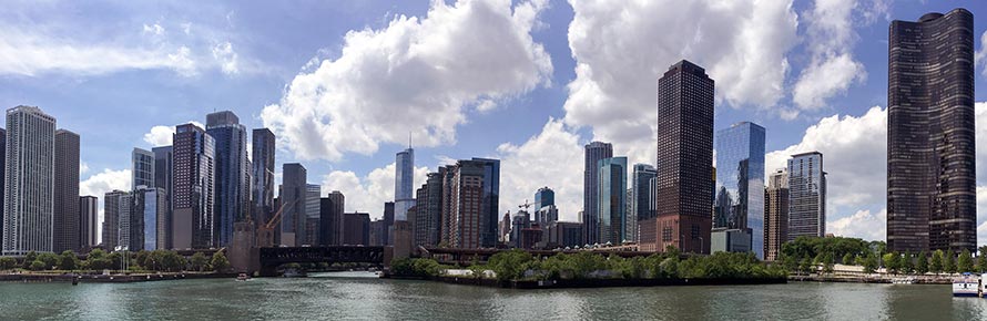 A panoramic view of the Chicago River(© piet theisohn, CC-BY-ASA-3.0).