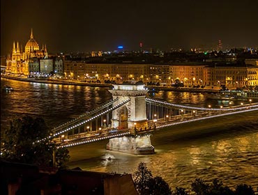 Budapest's famous chain bridge at night (© The Photographer, CC-BY-ASA-1.0)