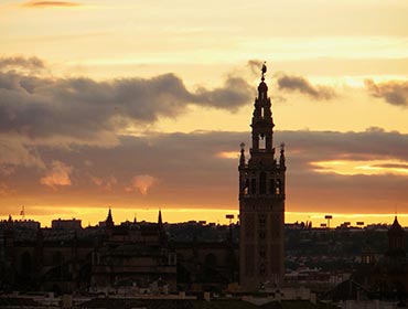 The Giralda of Seville's cathedral at sunset (© Helmeczi Magdi, CC-BY-SA-3.0)