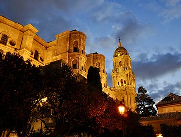 Malaga Cathedral at night (© Ricardo GRRicardo García, CC-ASA-BY-4.0)
