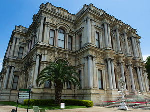 The Beylerbeyi Palace is located in the Beylerbeyi neighbourhood of Üsküdar district in Istanbul, Turkey at the Asian side of the Bosphorus.  (© Dosseman, CC BY-SA 4.0)