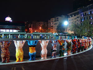The unifying United Buddy Bears exhibition was shown at the Tepebaşı Pera Square in Beyoğlu in 2004. (© M.Öcalan, CC BY-SA 4.0)