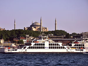 Sultanahmet ferry on the Bosphorus in Istanbul, Turkey. (© Moonik, CC BY-SA 3.0)