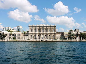 Dolmabahçe Palace as seen from the Strait of Istanbul (© DavidConFran, CC BY-SA 3.0)