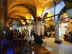 A cafe inside the Grand Bazaar in Istanbul (© michael clarke stuff, CC BY-SA 2.0)