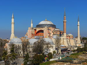 The Hagia Sophia, built in AD 537 before the Middle Ages, it was famous in particular for its massive dome. (© Arild Vågen, CC BY-SA 3.0)