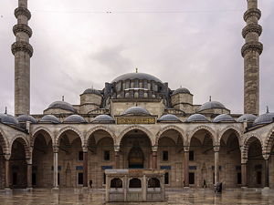 North facade with the forecourt and the central fountain at the  Süleymaniye mosque (© Myrabella, )