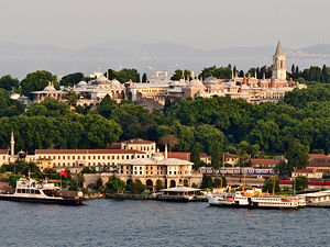 View of Topkapı Palace from the Golden Horn in Istanbul (© Carlos Delgado, CC BY-SA 3.0)