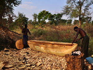 Two men making a dugout in Malawi (© Ludger Heide, CC BY-SA 2.0)