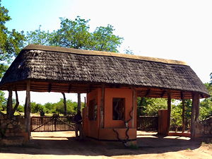 The entrance of Majete Wildlife Reserve in southern Malawi (© Stonyyy, CC BY-SA 3.0)