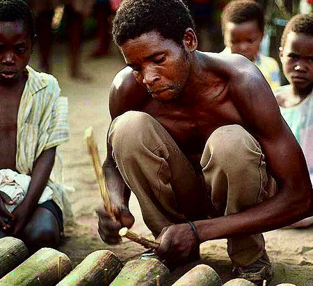 A Malawian man playing a xylophone (© Steve Evans, CC BY 2.0)