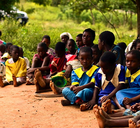 Children attending a farmer meeting in Nalifu village, Mulanje, Malawi. (© Swathi Sridharan, CC BY-SA 2.0)