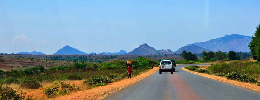  Malawi, road side impressions along the M1 between Blantyre and Lilongwe (© Hansueli Krapf, CC BY-SA 3.0)