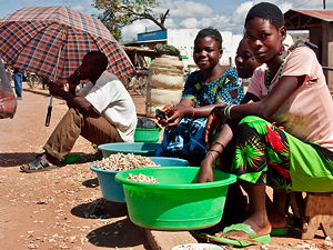 Women in Salima District, Malawi, selling groundnuts (© Swathi Sridharan, CC BY-SA 2.0)