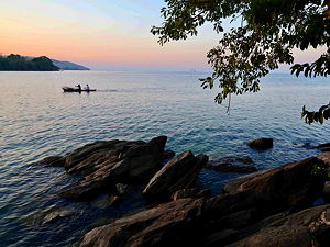 Nkhata Bay or just Nkhata is the capital of the Nkhata Bay District in Malawi. It is on the shore of Lake Malawi (formerly Lake Nyasa), east of Mzuzu, and is one of the main ports on Lake Malawi. (© Geoff Gallice, CC BY 2.0)