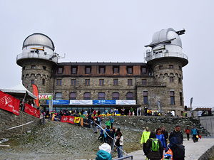 Finish of the 2017 Zermatt Ultra Marathon at Gornergrat (© Johann Conus, CC BY-SA 4.0)