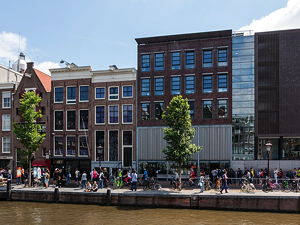 Canal house and museum entrance to the Anne Frank House