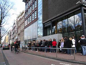 Visitors queueing in front of the museum entrance to the Anne Frank House 