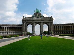 The centrepiece Arc du Cinquantenaire and U-shaped arcade