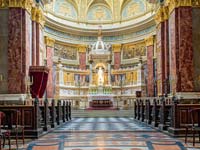 The sanctuary and altar of St Stephen's Basilica (© Adam Kliczek, CC-BY-3.0)