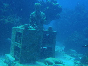 Sculptures at the underwater museum of Cancun (© Andy Blackledge, CC BY 2.0)