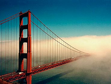 The Golden Gate Bridge in fog (© The Jamoker, CC-BY-SA-2.0)
