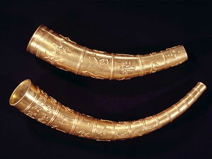 Copies of the two golden horns of Gallehus from around the 4th century at the National Museum in Copenhagen (© Nationalmuseet, CC BY-SA 3.0)