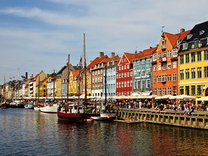 Nyhavn is a 17th-century waterfront, canal and entertainment district in Copenhagen, Denmark. Stretching from Kongens Nytorv to the harbour front just south of the Royal Playhouse (© Michael Apel, CC BY-SA 3.0)