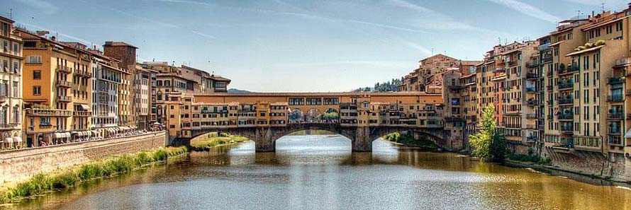 The Ponte Vecchio over the Arno River (© Gary Ashley, CC-BY-2.0)