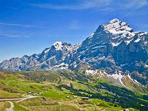 The car-free Grosse Scheidegg, with the Wetterhorn in the background (© W Bulach, CC-BY-ASA-4.0).