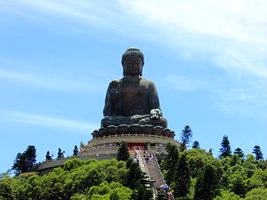 The stairs up to Tian Tan Buddha in Hong Kong (© Mimihitam, CC BY-SA 3.0)
