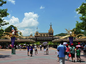 The front entrance of Disneyland in Hong Kong (© HK Arun, CC BY-SA 3.0)