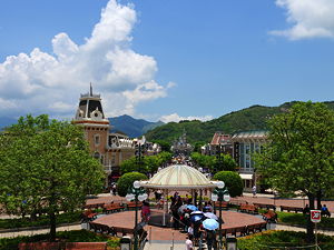 The main street of Disneyland in Hong Kong during summer (© 罗布泊, CC BY 3.0)