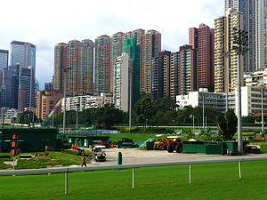 Constructions at the Happy Valley Racecourse with Hong Kong's skyscrapers in the background (© ken93110, CC BY-SA 3.0)