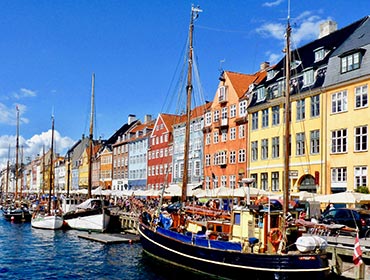 Colourful facades of sea-front houses in Nyhavn, Copenhagen (© Dudva, CC-BY-ASA-3.0)