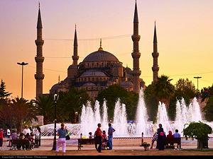 View of the main square in front the Blue Mosque in Istanbul in the afternoon (© Moyan Brenn, CC BY 2.0)