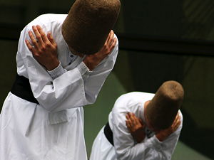 Turkish whirling dervishes of Mevlevi Order, bowing in unison during the Sema ceremony (© Quinn Dombrowski, CC BY-SA 2.0)