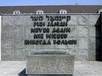 'Never Again' written in five languages in a memorial at Dachau (© Forrest R. Whitesides, CC-BY-ASA-3.0)