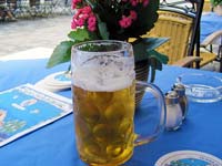 A standard one-litre mug (or Maß) of beer (© Warrenfish, CC-BY-SA-3.0)