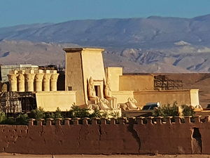 A huge gate inside of Atlas Film Studios in Ouarzazate (© Yair Haklai, CC BY-SA 4.0)