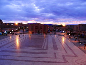 The main square in Ouarzazate, Morocco (© Levente32, CC BY-SA 3.0)