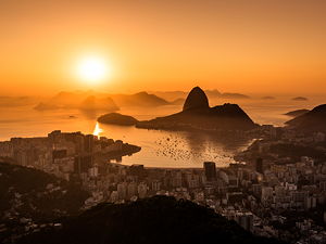 Sunrise in Rio de Janeiro with Sugarloaf Mountain