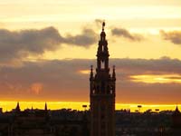 The giralda belltower of Seville's cathedral (© Helmeczi Magdi, CC-Y-ASA-3.0)