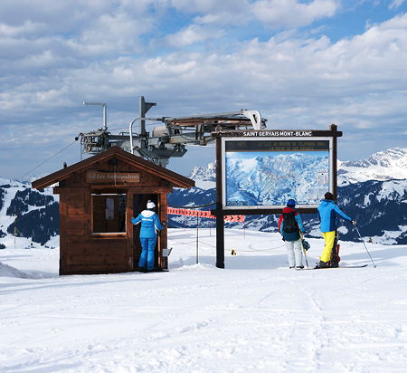 Tourist information hut in Evasion Mont Blanc ski resort, Saint-Gervais-les-Bains (© Matti Blume, CC BY-SA 4.0)