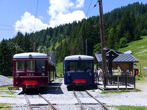 The Jeanne and Marie locomotives of Tramway du Mont-Blanc (TMB) touristic rack railway to the Mont-Blanc, stopped at Col de Voza station in Haute-Savoie, France. (© Florian Pépellin, CC BY-SA 4.0)