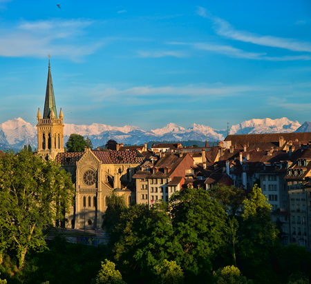 The old town of Bern with the mountainside in the background (© chensiyuan, CC BY-SA 4.0)
