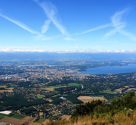 The Geneva area seen from the Salève in France. The Jura mountains can be seen on the horizon. (© Yann Forget, CC BY-SA 4.0)