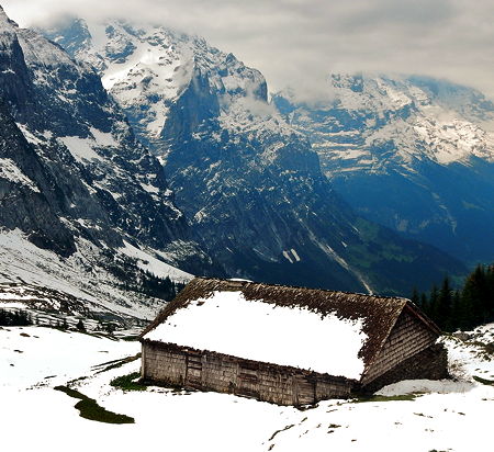 A view from the mountainside in direction of Grindelwald (© qwesy qwesy, CC BY 3.0)